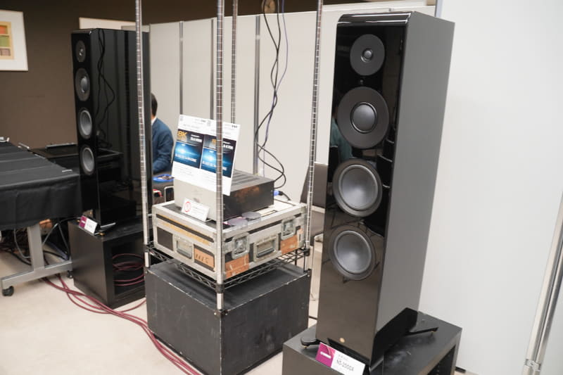 NS-2000Aをリアやサラウンドにも使った豪華な11.2chシステムが構築されていた