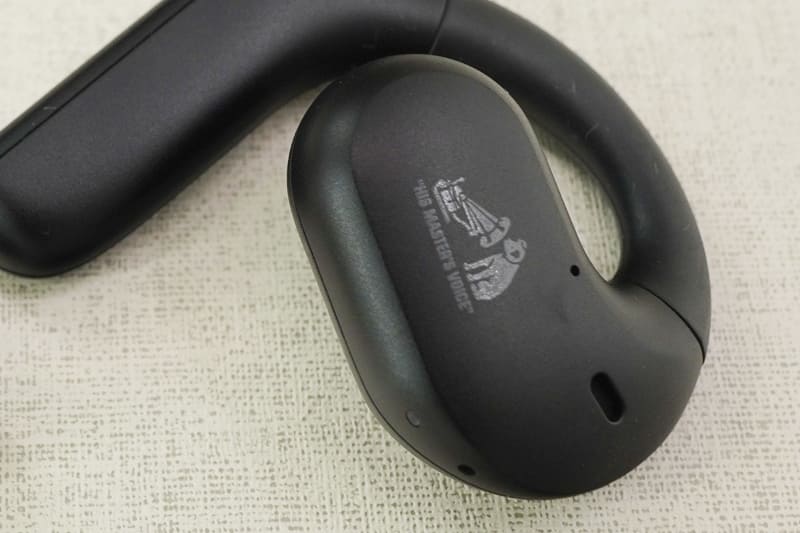 ロゴ部分がタッチセンサーになっている