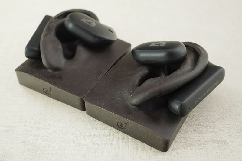 耳の後ろのデザインはすっきり