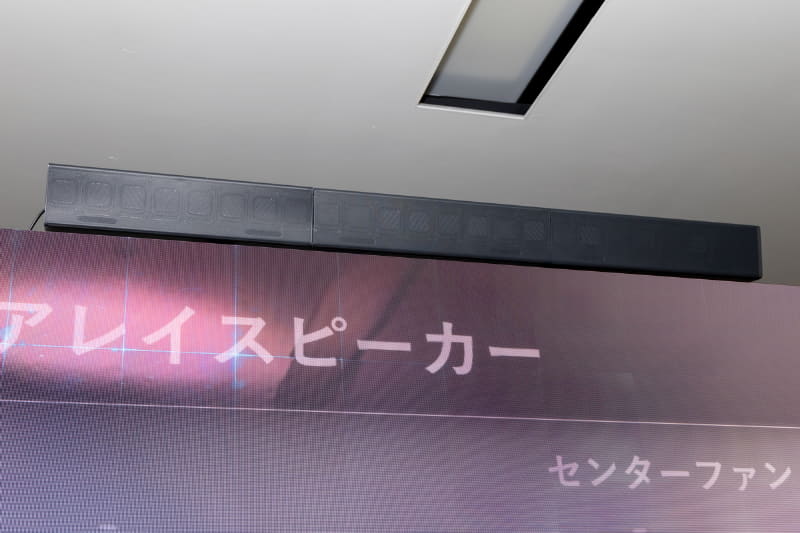 横設置された3基のラインアレイスピーカー