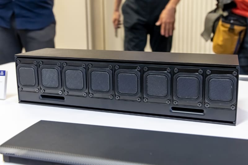 業務用のパワードラインアレイスピーカー「SLS-1A」