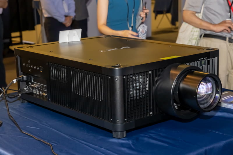 4K SXRDパネルを搭載したレーザー光源プロジェクター「VPL-GTZ380」