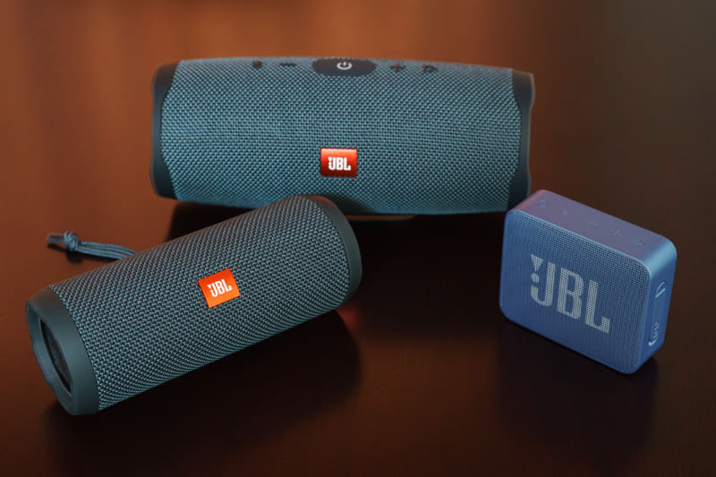 左下から時計回りに「FLIP Essential」、「Charge Essential 2」、「GO Essential」