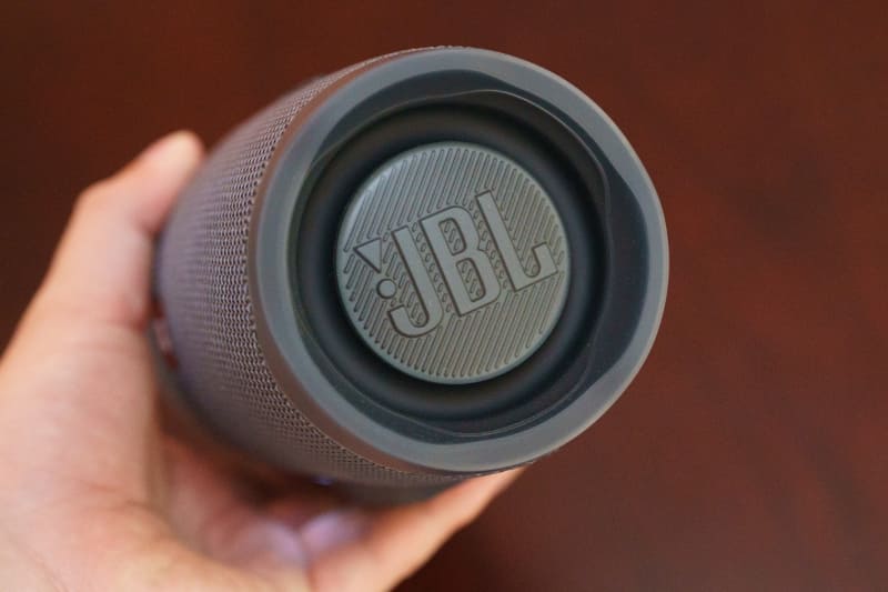 両端に搭載するロングストロークのパッシブラジエーター