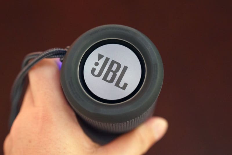 両端にロングストロークのパッシブラジエーターを搭載