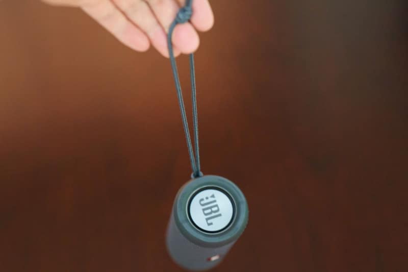 本体に紐がついている