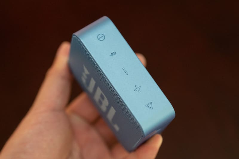 小さいだけでなく薄型なのも特徴だ