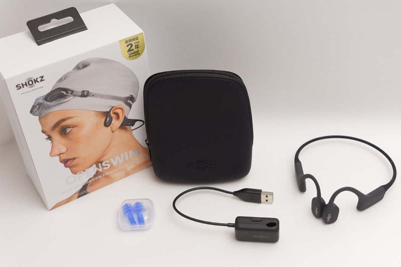 パッケージ内容。充電器、イヤープラグ、防水ケースが付属する