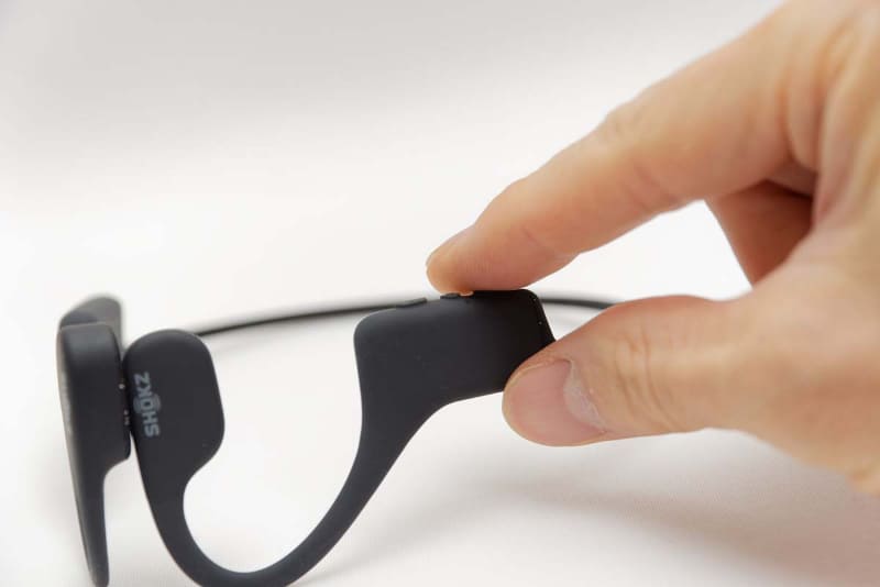 全曲再生とフォルダ内再生の切り替え、フォルダスキップは電源ボタンとプラスマイナスボタンのいずれか1つの2ボタン同時押しになるが、ボタンが接近しているので指一本で楽に操作できる