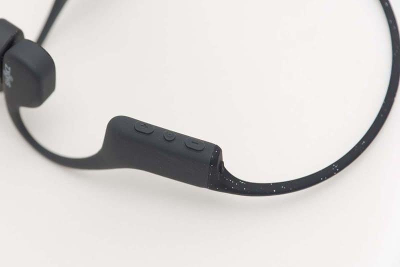 右側面に見えるのがイコライザー切り替えボタン。シャッフル再生などへの切り替えにも使う