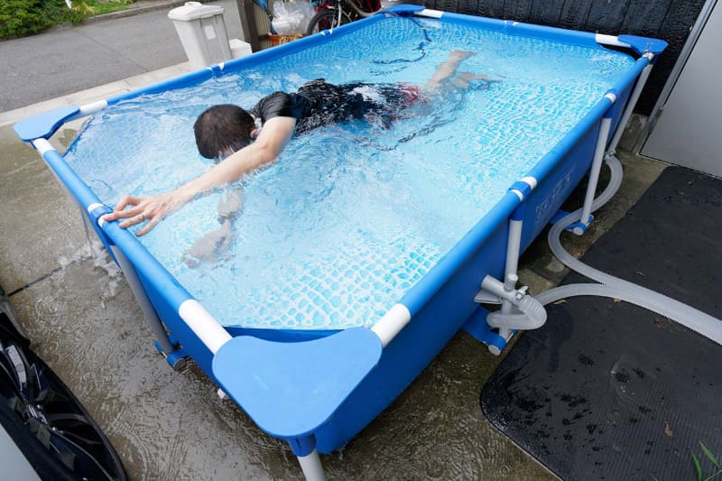 最後は自宅庭のプールでスイミング
