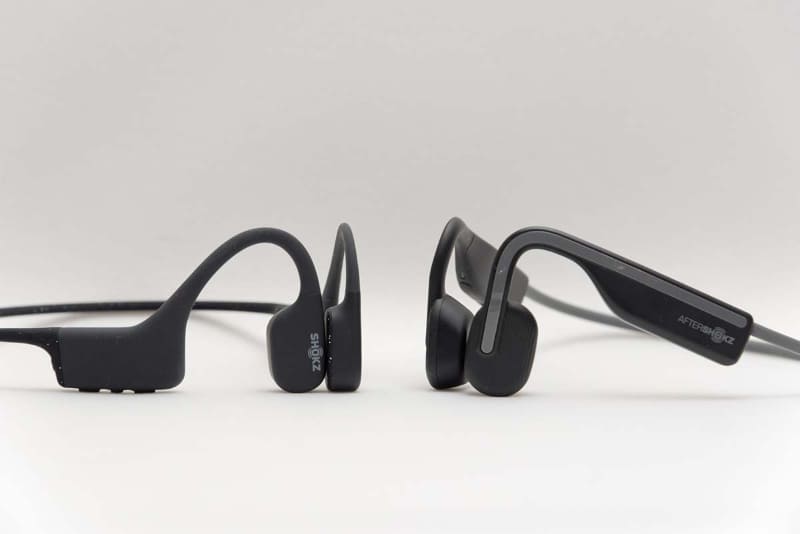 OpenSwim(左)の方がより耳にフィットしそうな形状になっている