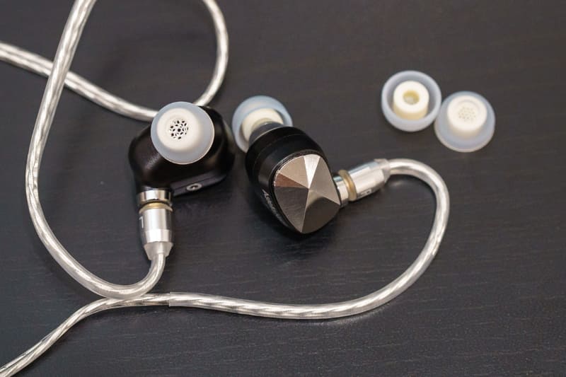 Astell&Kern×Campfireコラボイヤフォン「PATHFINDER」に装着したところ