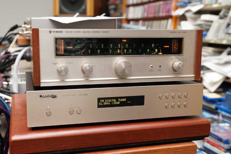 港北ネットワークサービスのフルデジタルFMチューナー「C-FT1000」(下)とTRIOの「KT-7000」(上)