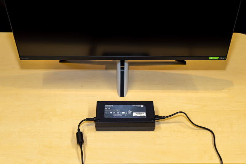 付属ACアダプタは、160W出力に対応した大型タイプ