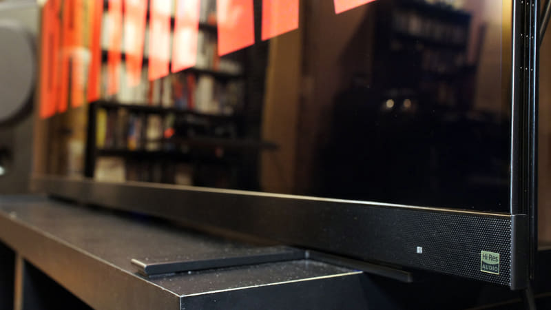 画面下部を中心に斜め横から製品を見てみる。ブラック仕上げということもあり、なかなか精悍なデザインだ