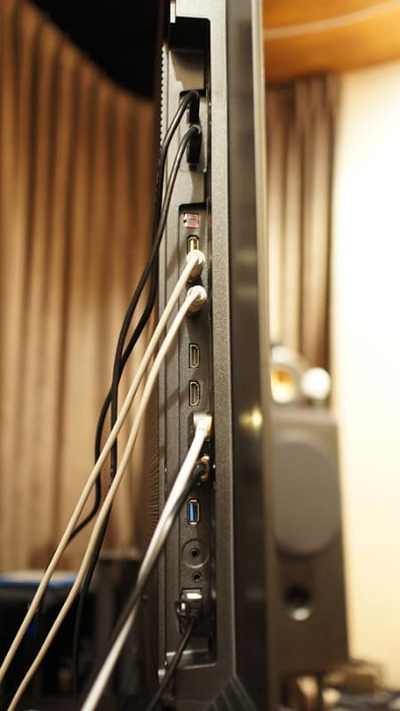 左側面には入力端子群がある。上部にあるのはUSB端子(タイムシフトマシン用)。そして光デジタル音声出力、汎用USB端子、アンテナ入力、HDMI入力×4がある。eARCに対応するのはHDMI2だ。このほか録画用USB端子、アナログ映像入力、ヘッドフォン出力、ネットワーク端子がある