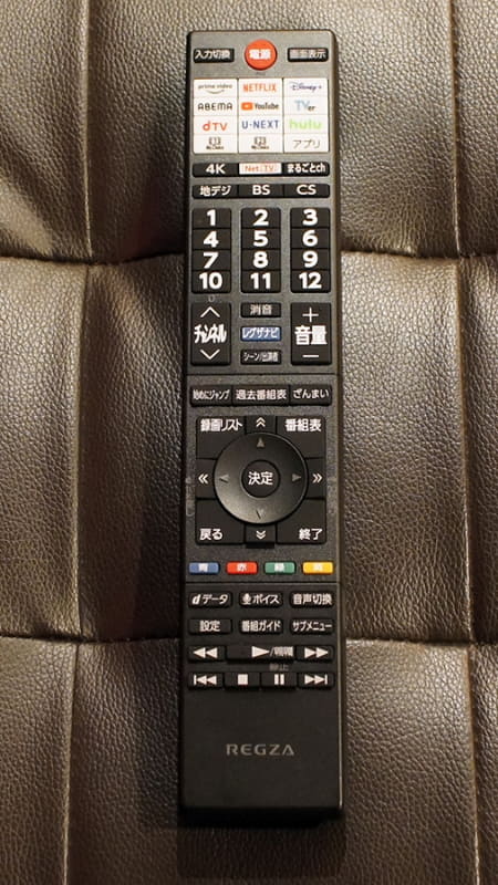 付属のリモコン。上部にある動画サービス用ボタンは12個もある。2個は自由にアサインでき、残りの1個はアプリ画面の呼び出しボタンだ