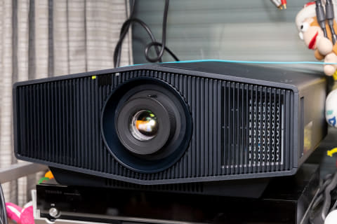 西川善司の大画面☆マニア】“ソニー最小”なのに嫉妬する画力。4K