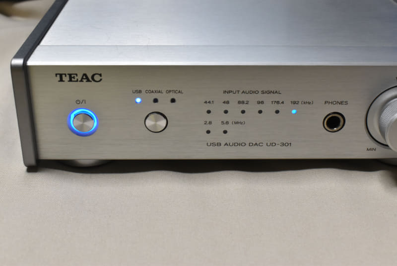 UD-301のインジケータ。24bit/96kHzや24bit/192kHzで再生できていることがわかる