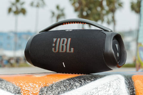 JBL、LE Audio/防塵対応の特大スピーカー「BOOMBOX3」 - AV Watch