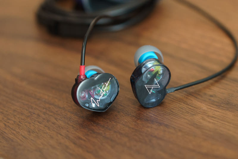 Maestraudioの第1弾イヤフォン「MA910S」。ガーラルブルー