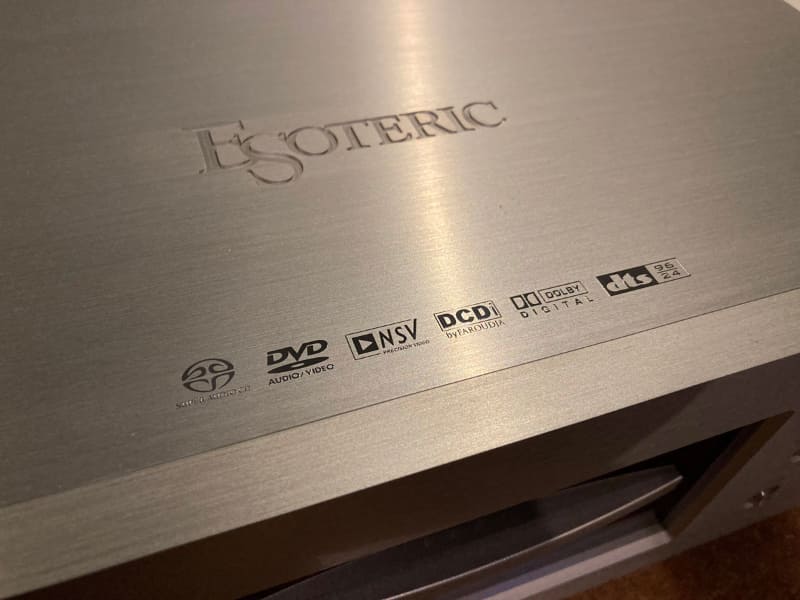 UX-1の天面。今は亡き、DVDオーディオのロゴも