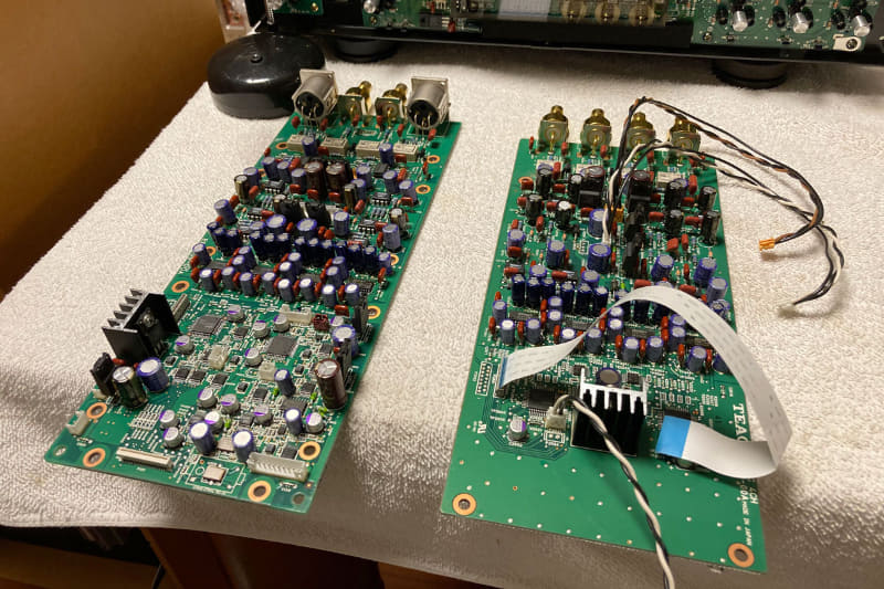 UX-1のDAC基板(左)、マルチチャンネル用DAC基板