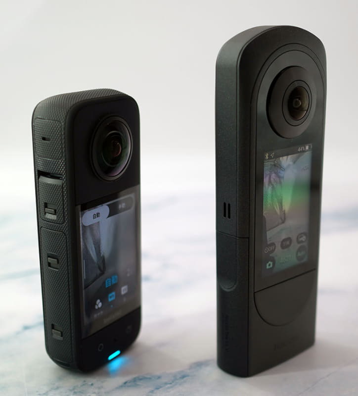 リコーTHETA X(右)と比較