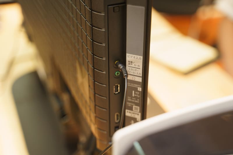 A90Kの側面にあるセンタースピーカー入力と接続したところ。接続ケーブルは3.5mmミニジャックのモノラルケーブルを使用する