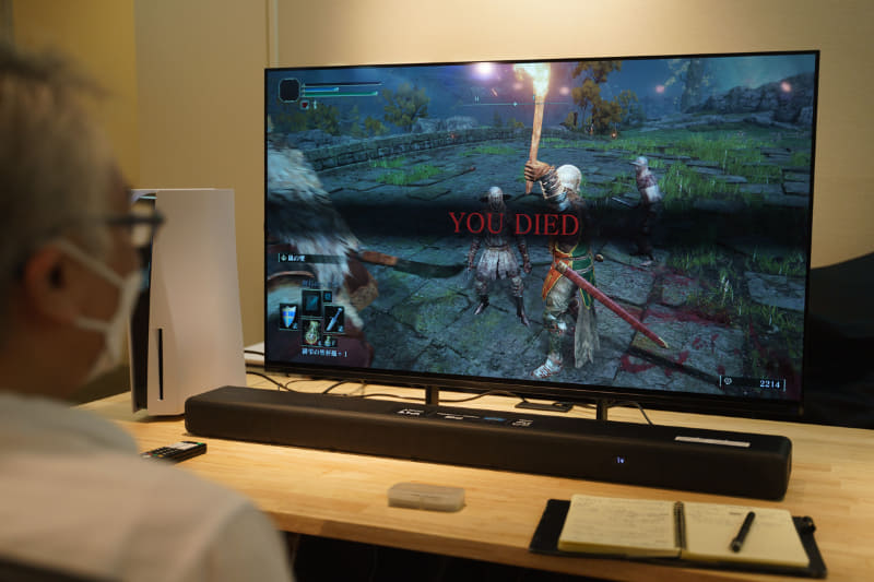 橋の上にいる騎士(ツリーガードではない)にうっかり倒される筆者。そのへんにいるモブ敵さえ油断すると負けるくらい強いのがこのゲーム<br><span class="fnt-70">©BANDAI NAMCO Entertainment Inc. / ©2022 FromSoftware, Inc.</span>