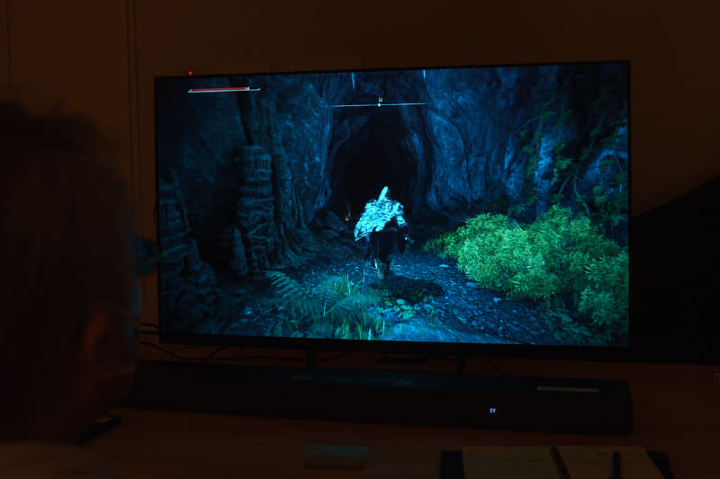 別の洞窟内では、ところどころ明るい場所があり、天井から外光が差しているのがわかる<br><span class="fnt-70">©BANDAI NAMCO Entertainment Inc. / ©2022 FromSoftware, Inc.</span>