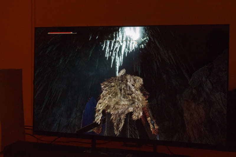 天井を見上げると、外の眩しい光が見え、洞窟内の見え方も変化する<br><span class="fnt-70">©BANDAI NAMCO Entertainment Inc. / ©2022 FromSoftware, Inc.</span>