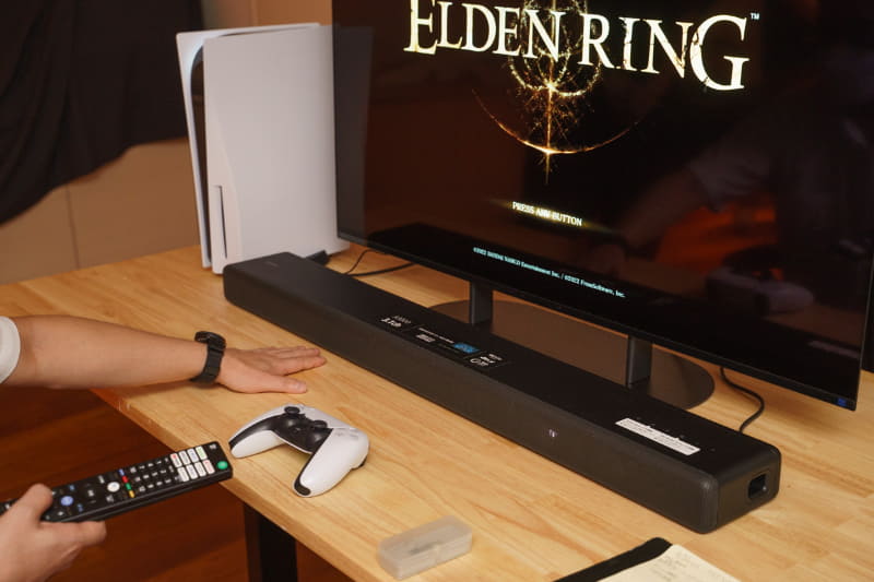 デスクトップに構築されたPS5と最強のゲーム環境。グラフィックとサウンドにこだわる人はぜひ体験してほしい<br><span class="fnt-70">©BANDAI NAMCO Entertainment Inc. / ©2022 FromSoftware, Inc.</span>