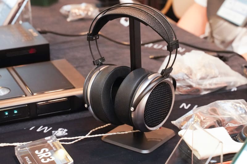 iBasso Audioのブースでは、小型DACの「DC03PRO」や、イヤフォン「IT05」、ヘッドフォン「SR3」も参考展示している