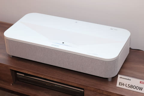 エプソン、壁2.5cmで80型の超短焦点プロジェクタ。Android内蔵