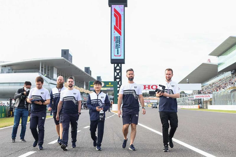 コースを歩く角田裕毅やチームスタッフ<br><span class="fnt-70">(C)Getty Images / Red Bull Content Pool</span>