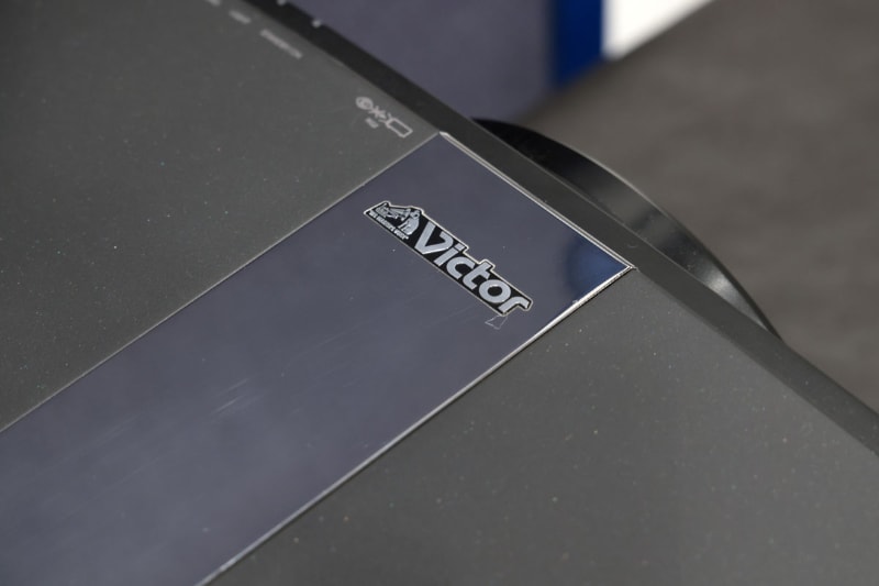 シルバークローム仕上げの天面プレート。専用ロゴとシリアルナンバーを刻印する