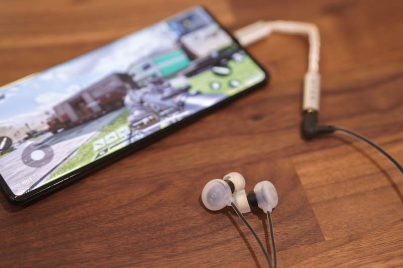 寝ながらFPSのゲームもプレイしてみたが、音の解像度が高いため、敵の位置もわかりやすい