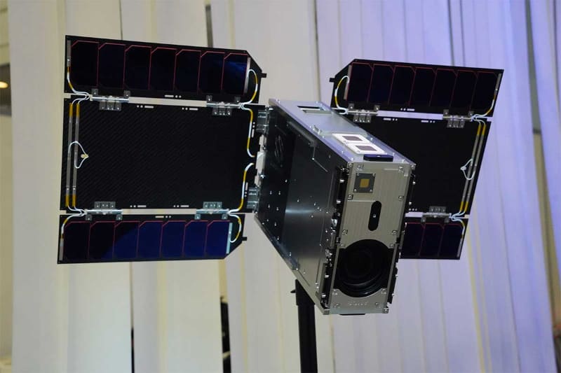 ソニー製カメラを搭載した超小型人工衛星の実寸大モデル
