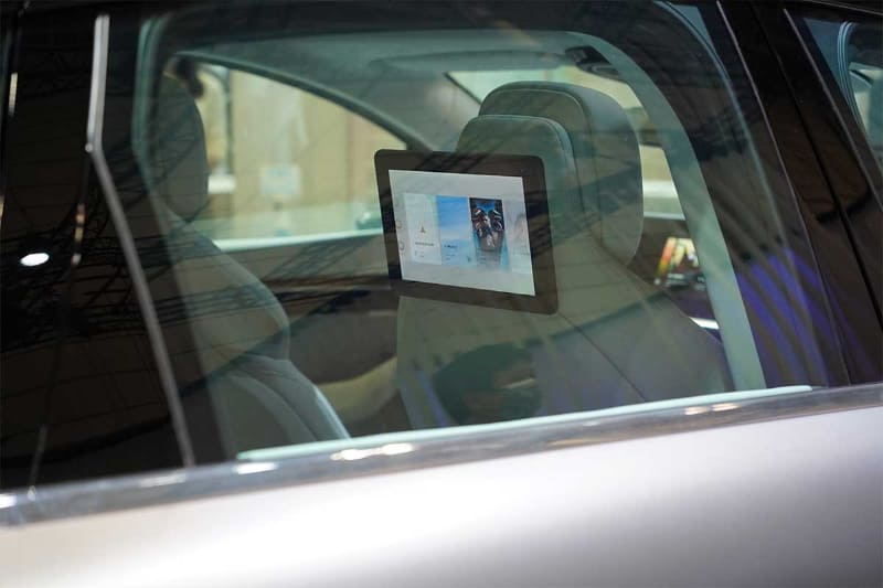 後部座席にもディスプレイを備える