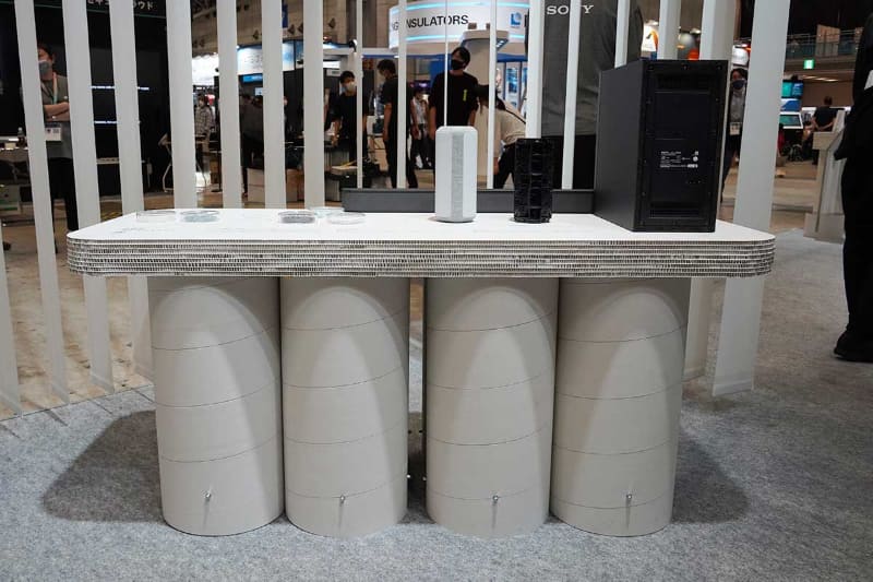 ブースで使われている什器にもオリジナルブレンドマテリアルを採用