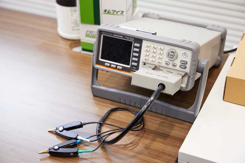 試作室にはオシロスコープや電子はかりなども用意されている