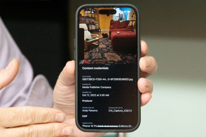 スマホ上で撮影した写真に来歴情報を記録するテストアプリ。各種検証のために作られたものだという