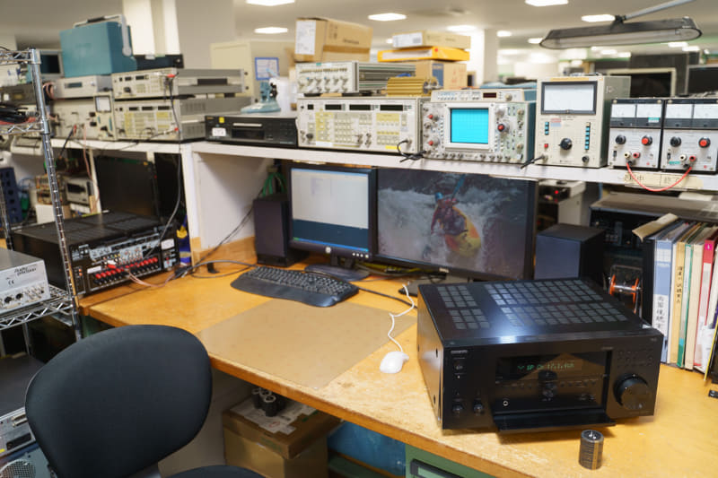 TX-RZ50が生まれた、浅原氏のデスク