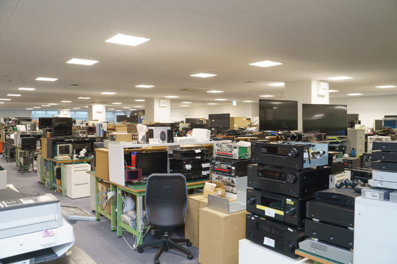 OTKKの内部に潜入。測定器やパーツ、試作機、過去のモデルなどがひしめいており、まさに“開発の現場”という雰囲気。なんだかワクワクしてしまう