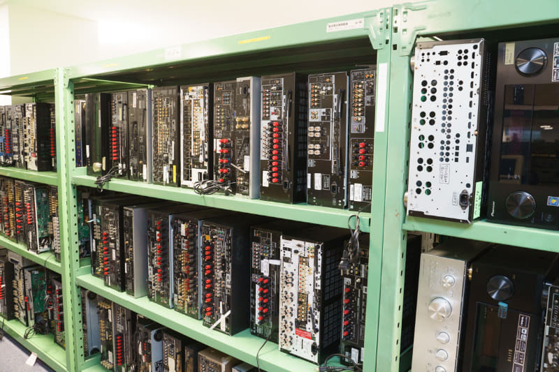 OTKKの内部に潜入。測定器やパーツ、試作機、過去のモデルなどがひしめいており、まさに“開発の現場”という雰囲気。なんだかワクワクしてしまう