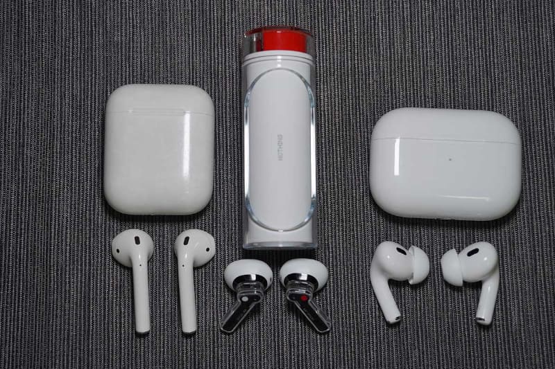 Ear (stick)をアップル製イヤフォンと並べたところ。左はAirPods(第1世代)、右はAirPods Pro(第2世代)