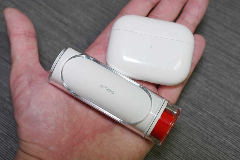 Ear (stick)とAirPods Pro(第2世代)。どちらも手のひらサイズ