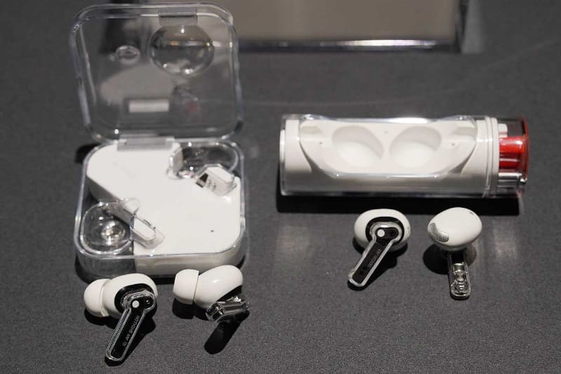 「Nothing Ear (1)」(左)と並べたところ